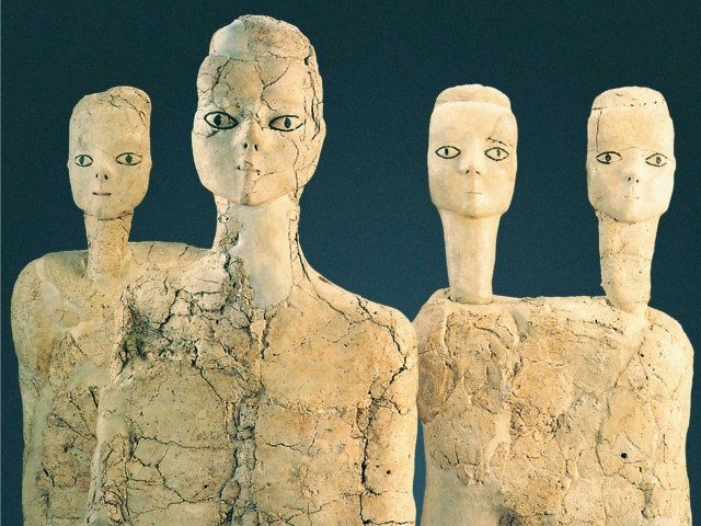 X-Raying Spacesuits & Jordanian Two-Headed Statues